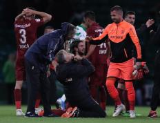 IM体育下载-阿贾克斯实力压倒对手，提前晋级淘汰赛