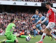 IM体育官方网-关于威廉姆斯绝杀阿斯顿马丁，拉塞尔点燃赛场的信息