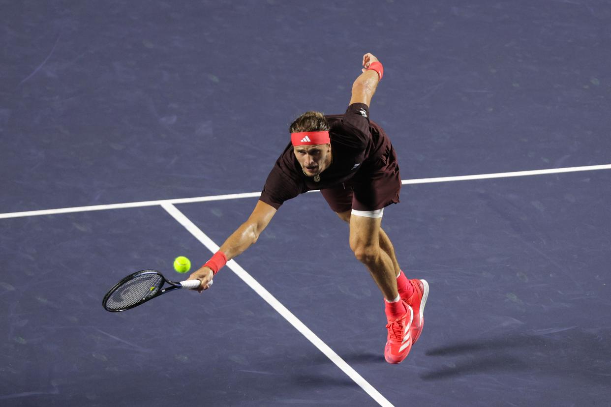 IM体育官方网-包含西班牙网球队险胜意大利网球队，兹维列夫统治全场的词条