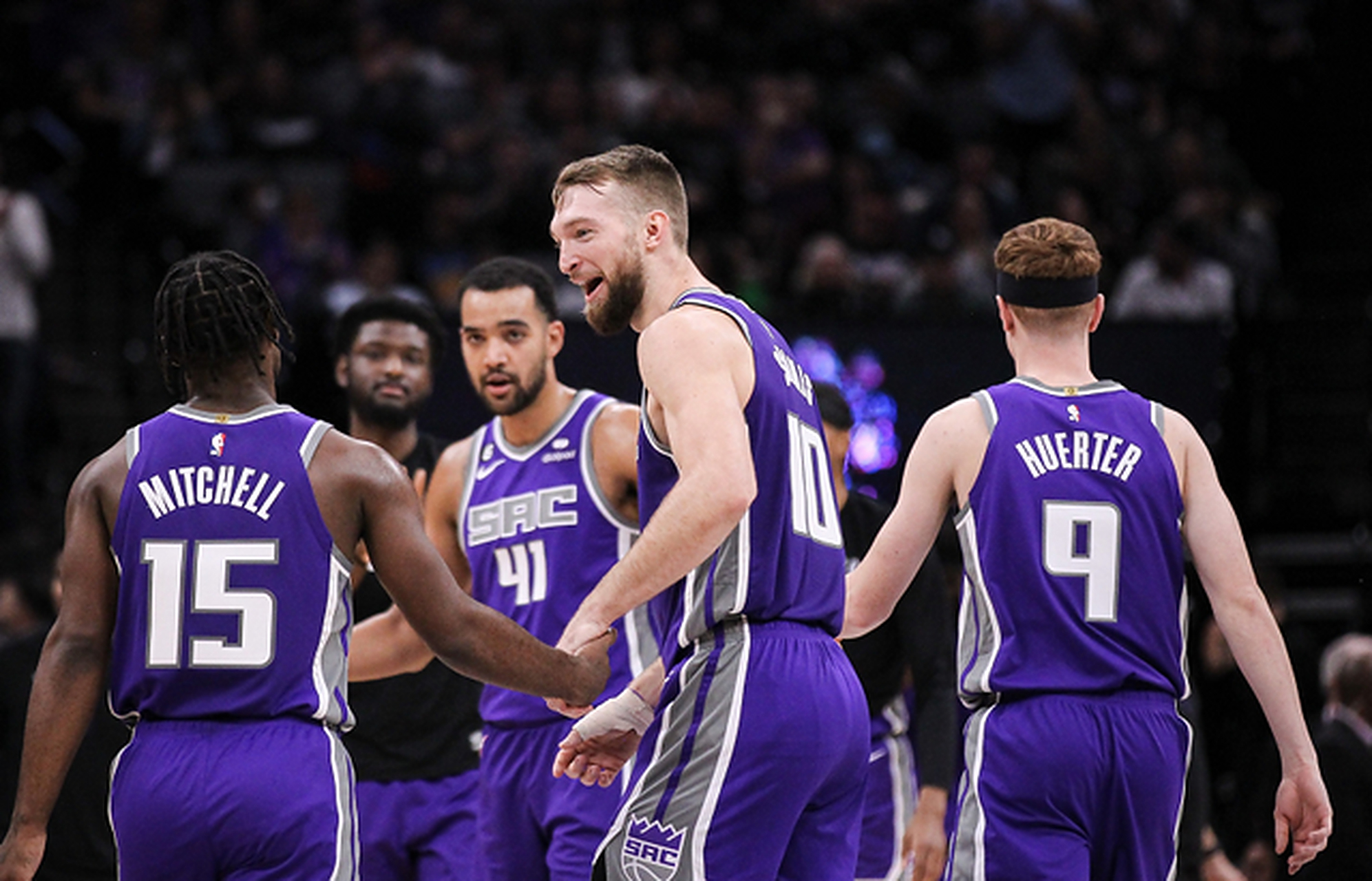 IM体育在线注册-包含国王绝杀尼克斯，利拉德统治全场的词条