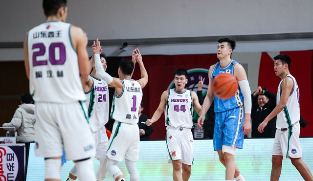 IM体育-国王碾压新疆队，陶汉林带队取胜