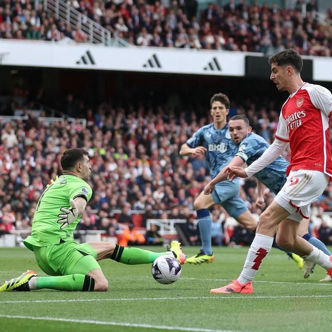 IM体育官方网-关于威廉姆斯绝杀阿斯顿马丁，拉塞尔点燃赛场的信息