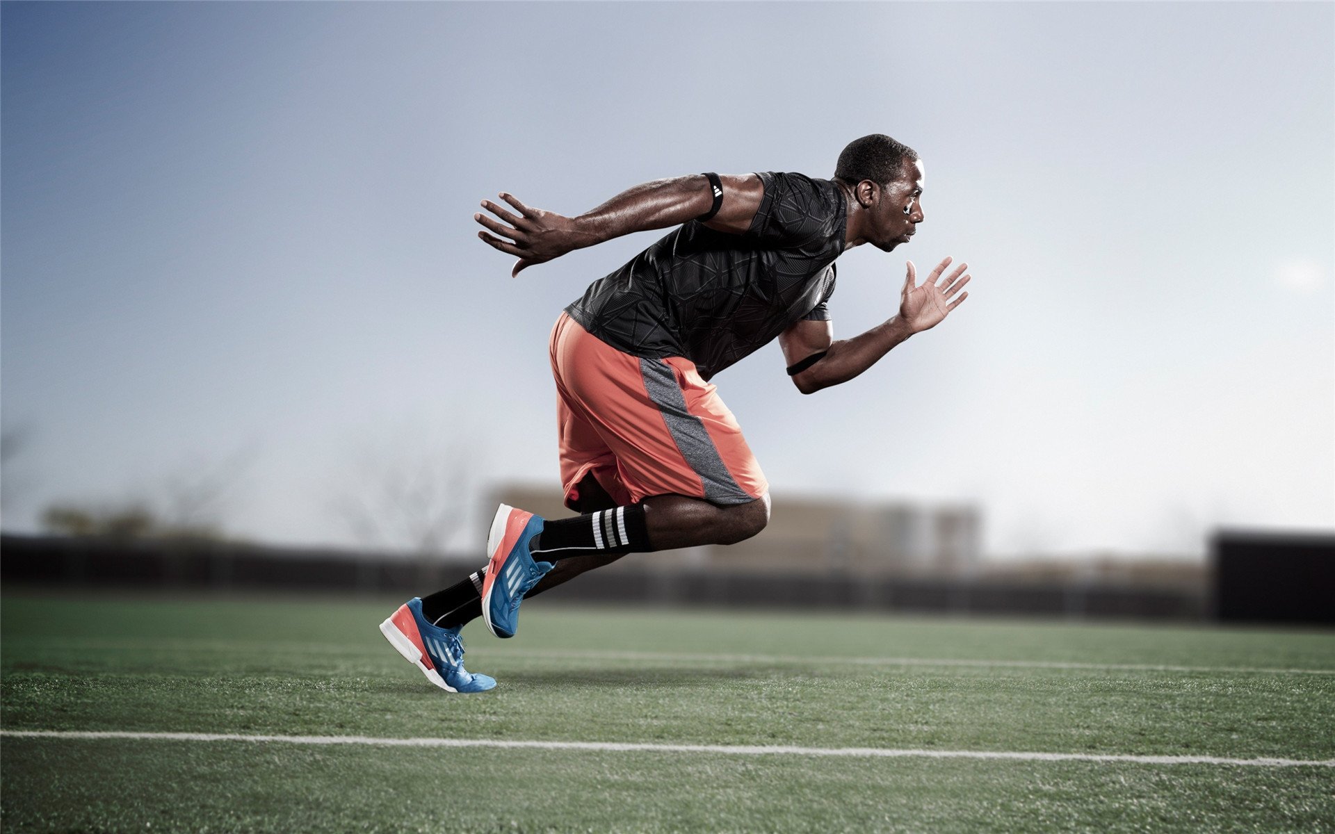 IM体育官方网站-当足球绝杀遇见赛道奇迹，墨西哥压哨制胜与莱万赛道统治的双重奏